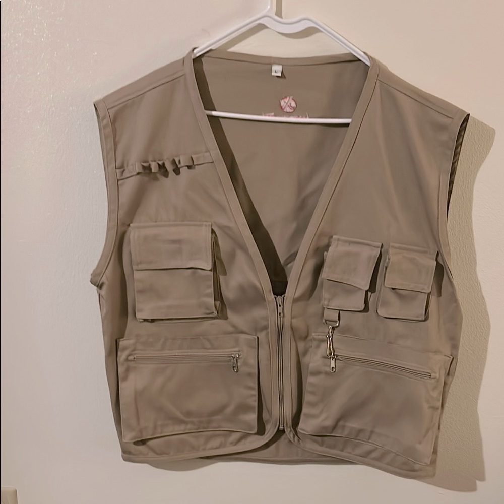 New Tan Utility Canvas Vest with 5 Front Pockets Zipper/Velcro. Back Zip Pocket.